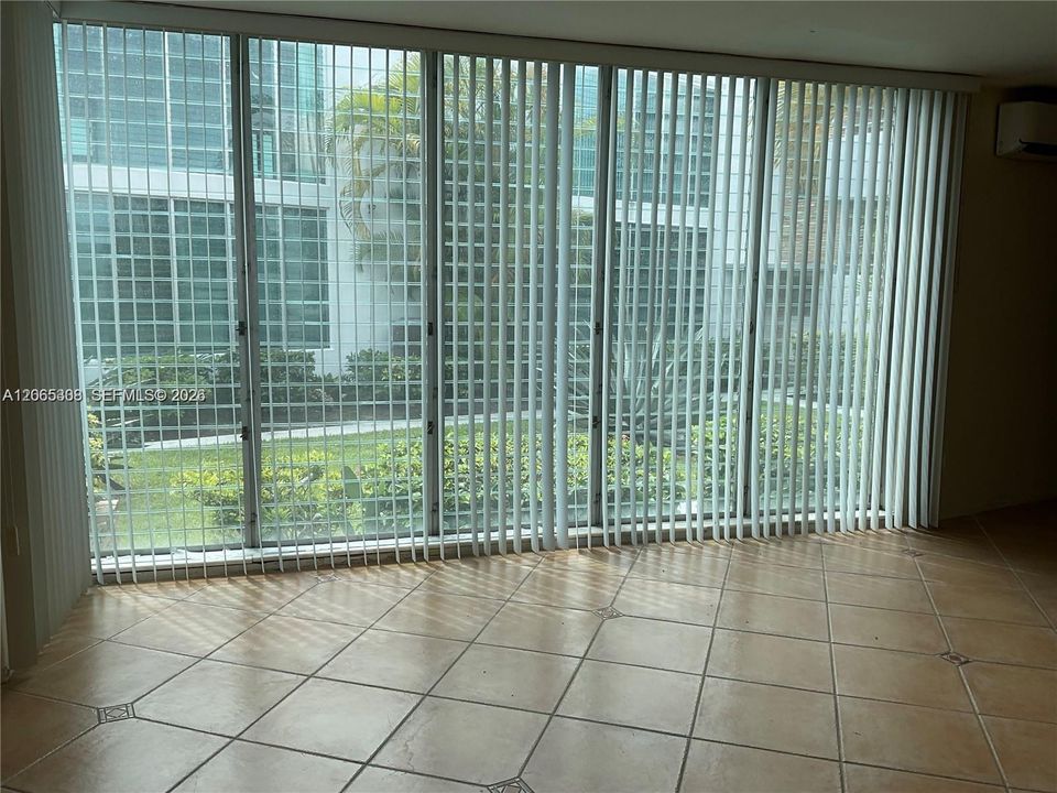 For Sale: $335,000 (1 beds, 1 baths, 800 Square Feet)
