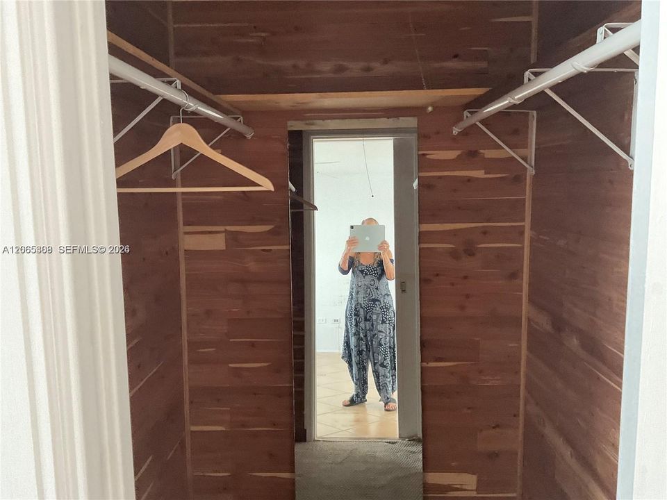 For Sale: $335,000 (1 beds, 1 baths, 800 Square Feet)