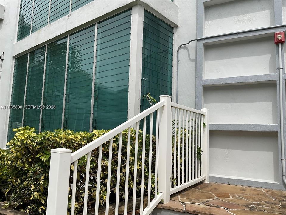 For Sale: $335,000 (1 beds, 1 baths, 800 Square Feet)