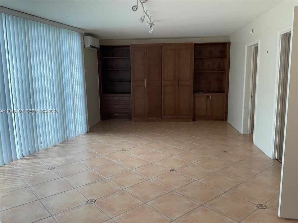 For Sale: $335,000 (1 beds, 1 baths, 800 Square Feet)