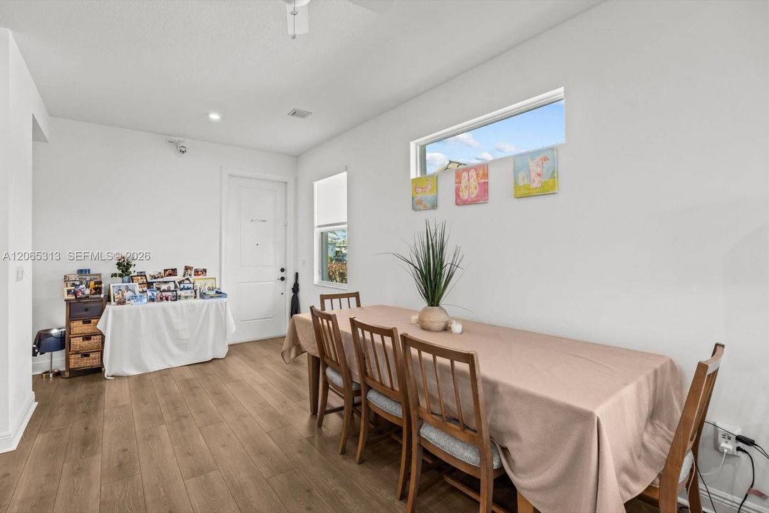 For Sale: $315,000 (2 beds, 2 baths, 1259 Square Feet)