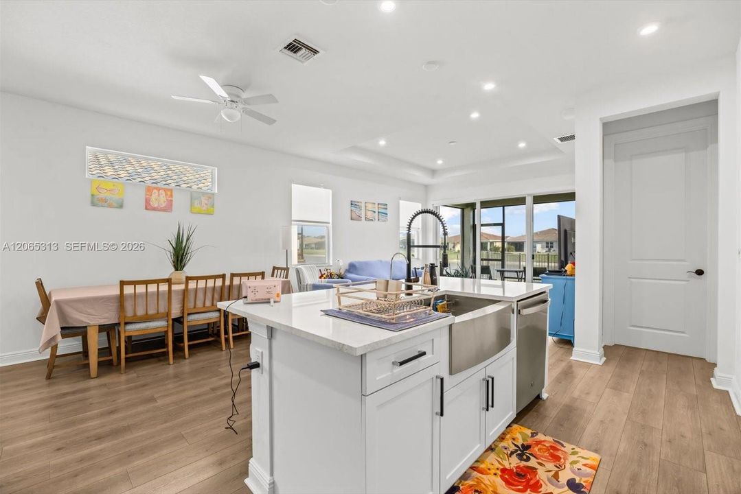 For Sale: $315,000 (2 beds, 2 baths, 1259 Square Feet)