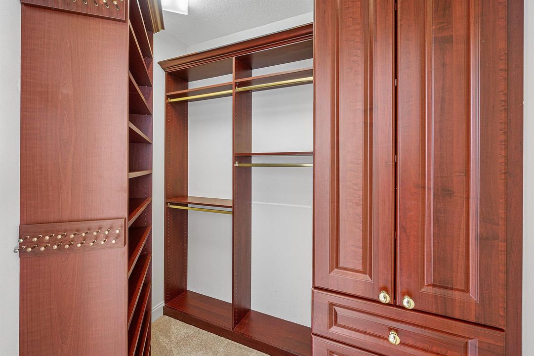 CUSTOM WALK IN CLOSET