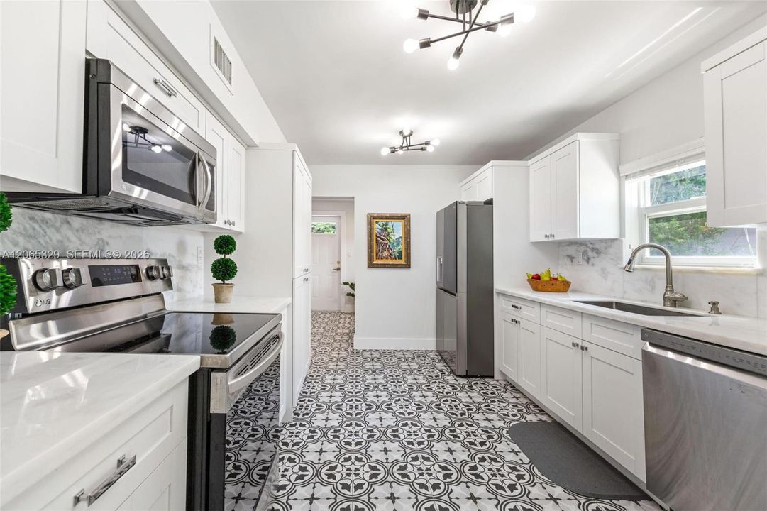 And just beyond it, the kitchen keeps things bright, crisp, and beautifully uncomplicated.