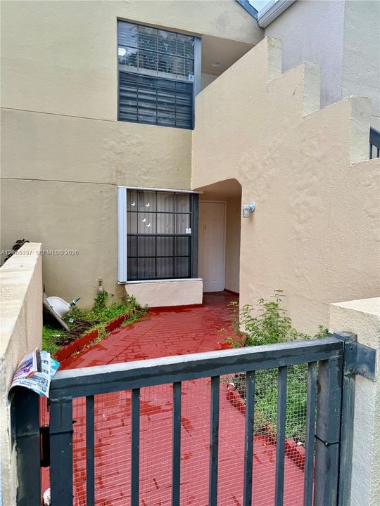 Active With Contract: $2,450 (2 beds, 2 baths, 910 Square Feet)