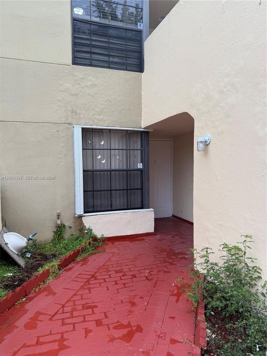 Active With Contract: $2,450 (2 beds, 2 baths, 910 Square Feet)