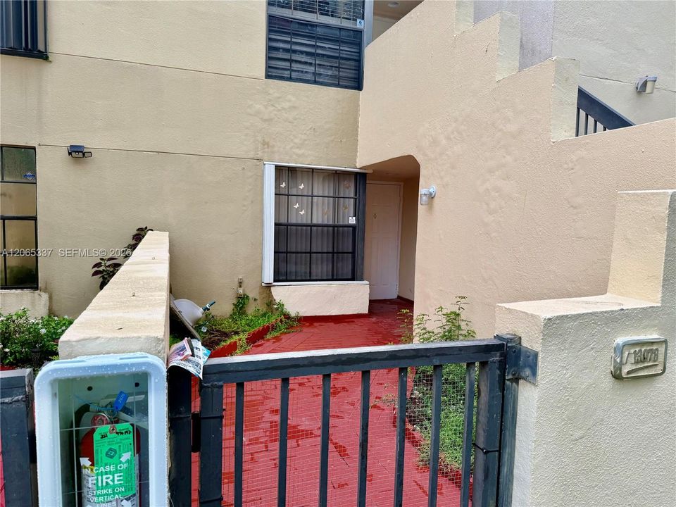 Active With Contract: $2,450 (2 beds, 2 baths, 910 Square Feet)