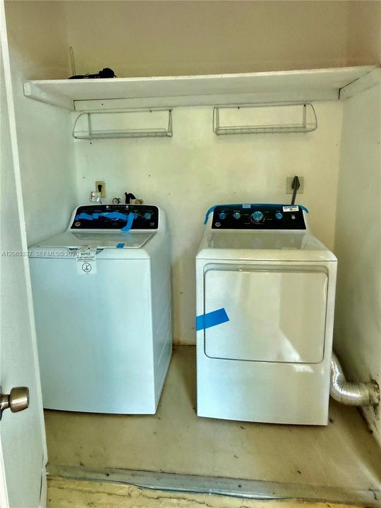 Active With Contract: $2,450 (2 beds, 2 baths, 910 Square Feet)