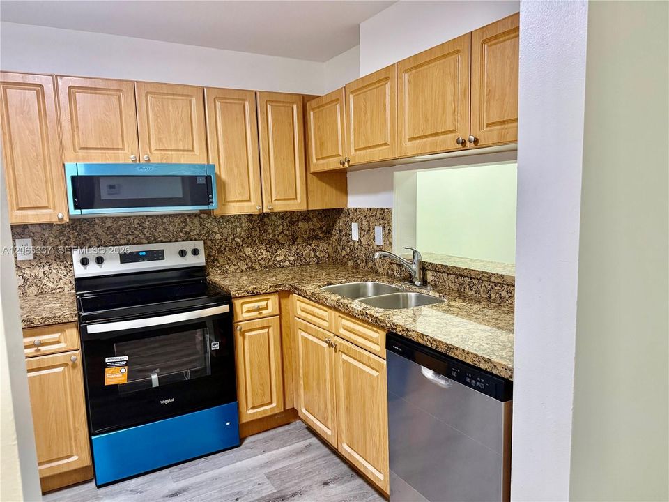 Active With Contract: $2,450 (2 beds, 2 baths, 910 Square Feet)