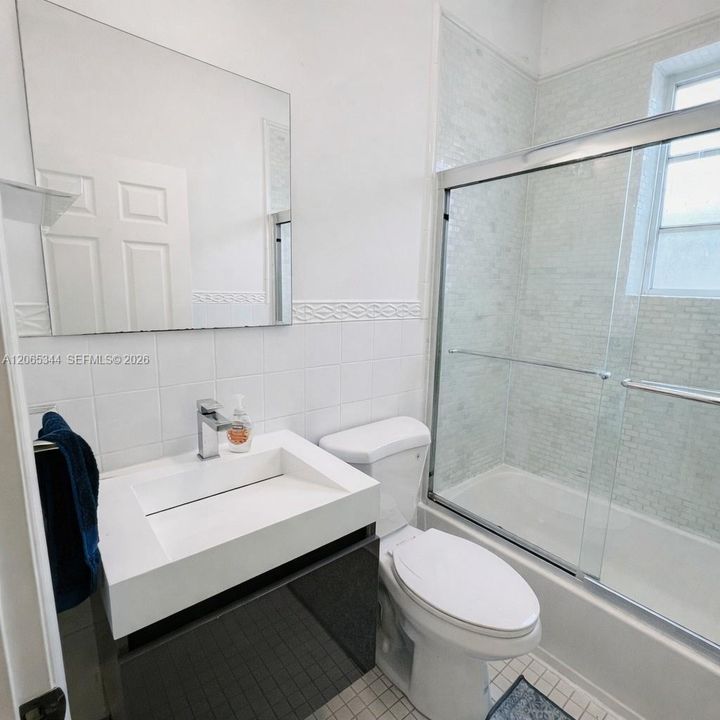 Activo con contrato: $360,000 (2 camas, 2 baños, 1063 Pies cuadrados)