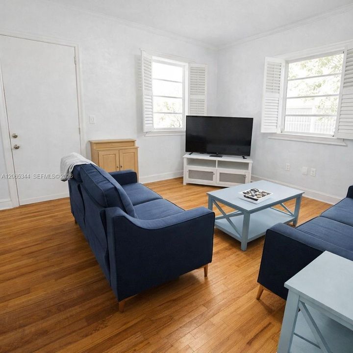 Activo con contrato: $360,000 (2 camas, 2 baños, 1063 Pies cuadrados)