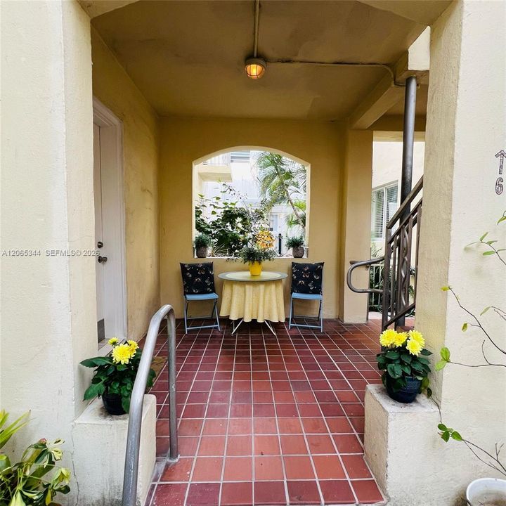 Activo con contrato: $360,000 (2 camas, 2 baños, 1063 Pies cuadrados)