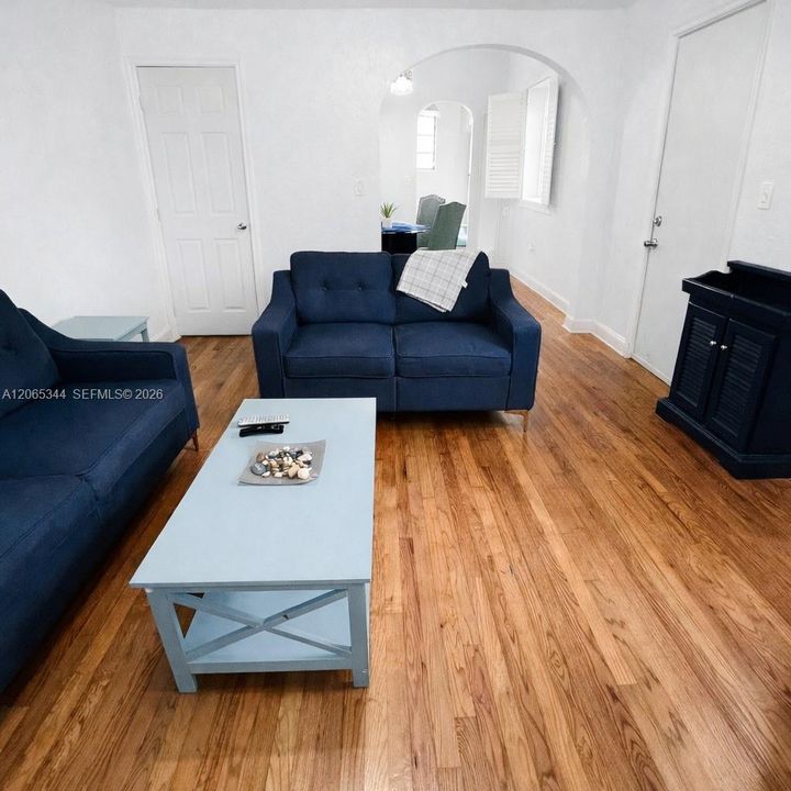 Activo con contrato: $360,000 (2 camas, 2 baños, 1063 Pies cuadrados)