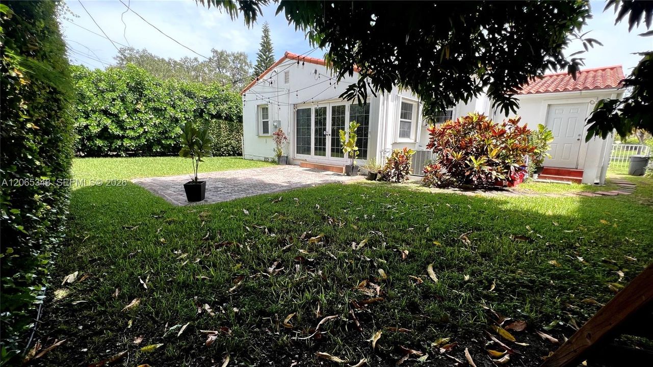 Active With Contract: $5,900 (3 beds, 2 baths, 1177 Square Feet)
