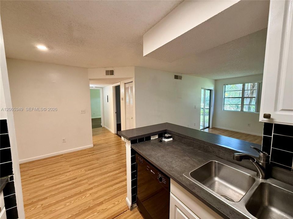 For Rent: $1,950 (2 beds, 1 baths, 903 Square Feet)