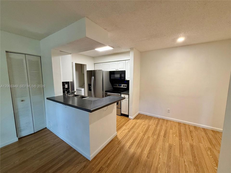 For Rent: $1,950 (2 beds, 1 baths, 903 Square Feet)