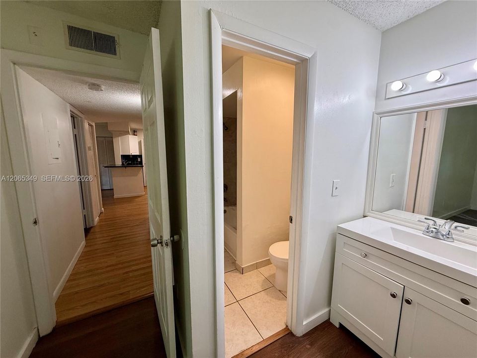 For Rent: $1,950 (2 beds, 1 baths, 903 Square Feet)