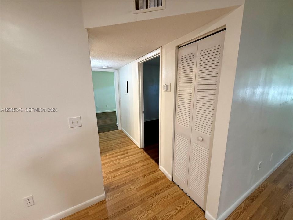 For Rent: $1,950 (2 beds, 1 baths, 903 Square Feet)