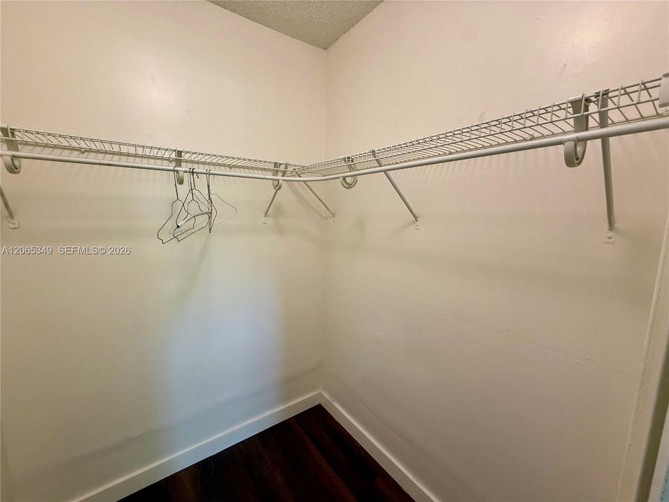 For Rent: $1,950 (2 beds, 1 baths, 903 Square Feet)