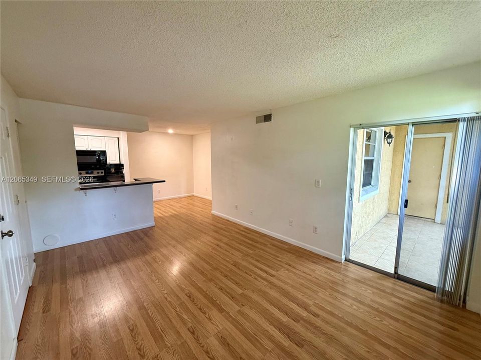 For Rent: $1,950 (2 beds, 1 baths, 903 Square Feet)