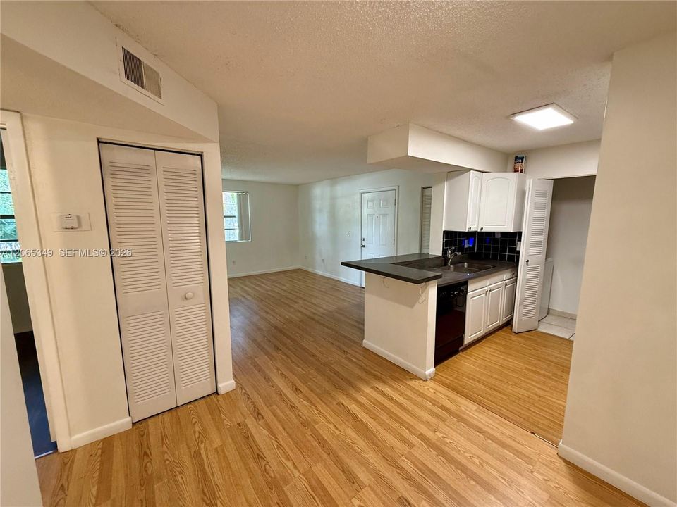 For Rent: $1,950 (2 beds, 1 baths, 903 Square Feet)