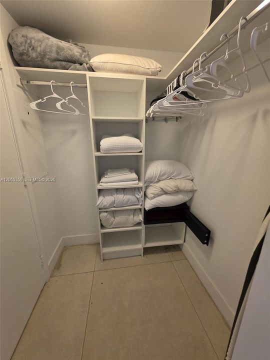 For Rent: $1,050 (1 beds, 1 baths, 869 Square Feet)