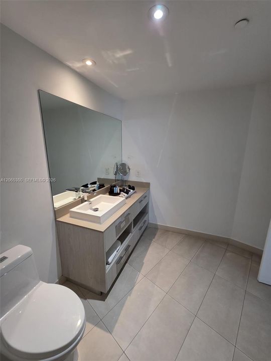For Rent: $1,050 (1 beds, 1 baths, 869 Square Feet)