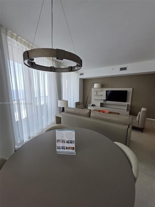 For Rent: $1,050 (1 beds, 1 baths, 869 Square Feet)