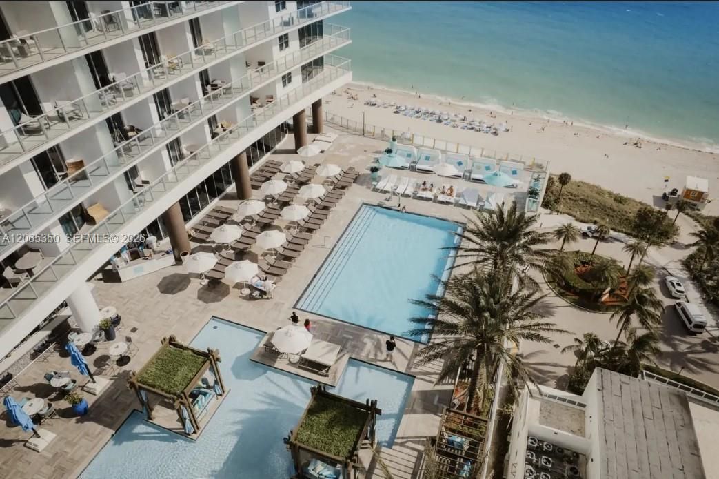 For Rent: $1,050 (1 beds, 1 baths, 869 Square Feet)