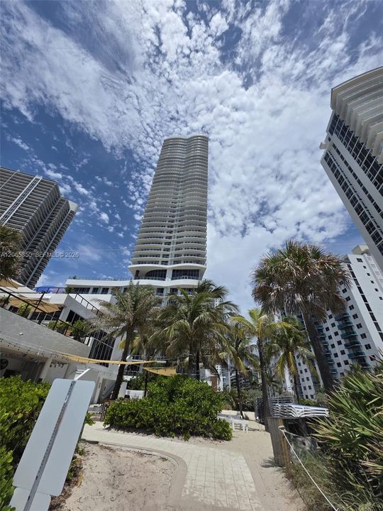 For Rent: $1,050 (1 beds, 1 baths, 869 Square Feet)