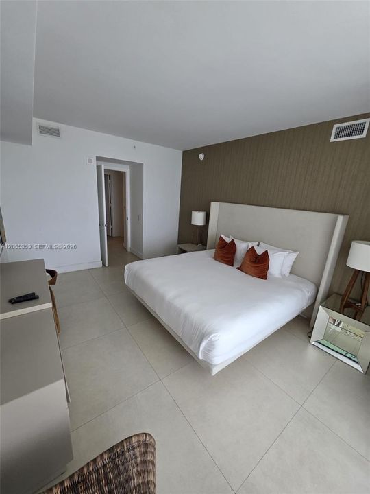For Rent: $1,050 (1 beds, 1 baths, 869 Square Feet)