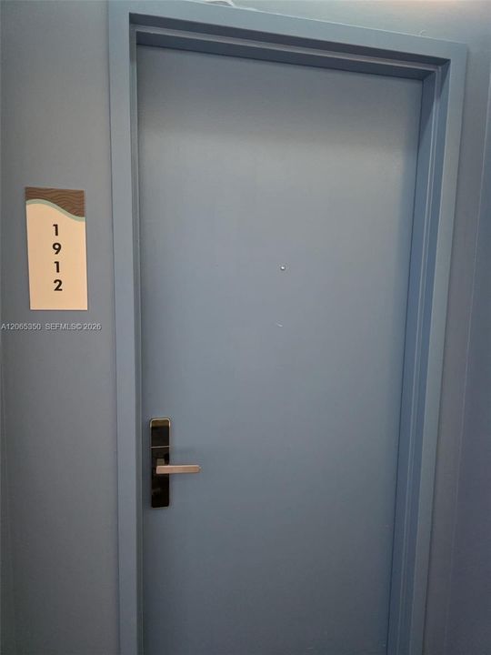 For Rent: $1,050 (1 beds, 1 baths, 869 Square Feet)