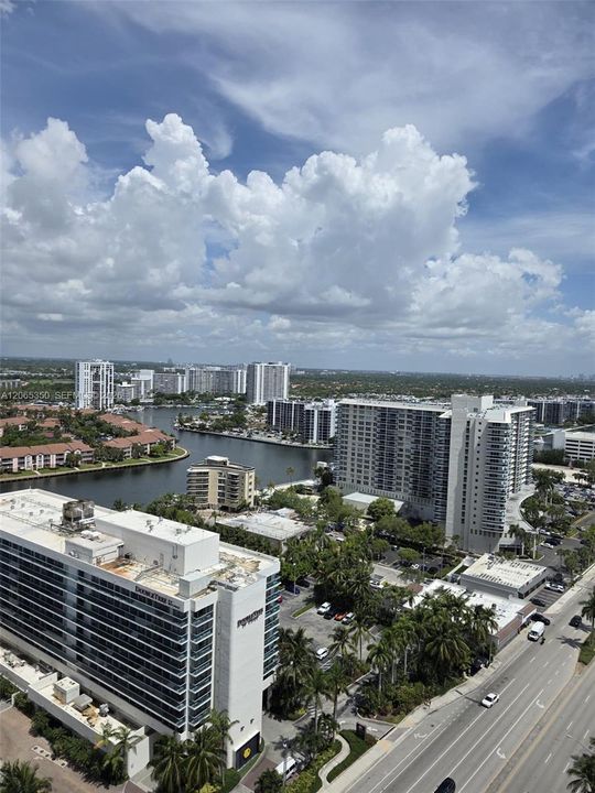 For Rent: $1,050 (1 beds, 1 baths, 869 Square Feet)