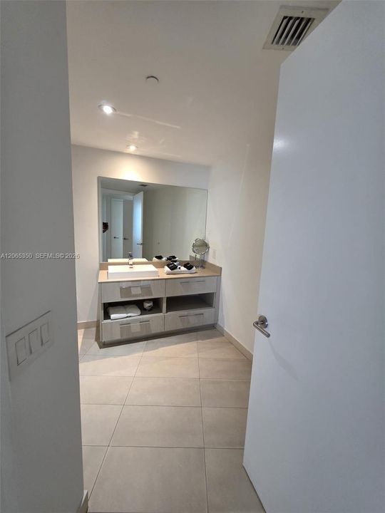 For Rent: $1,050 (1 beds, 1 baths, 869 Square Feet)