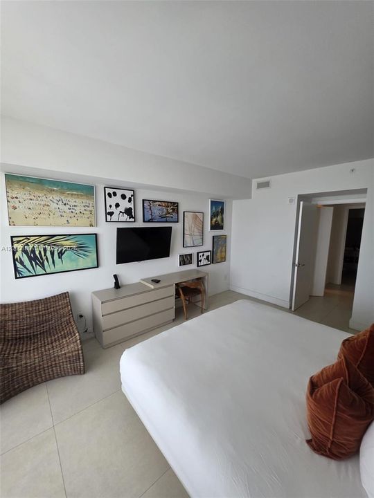 For Rent: $1,050 (1 beds, 1 baths, 869 Square Feet)