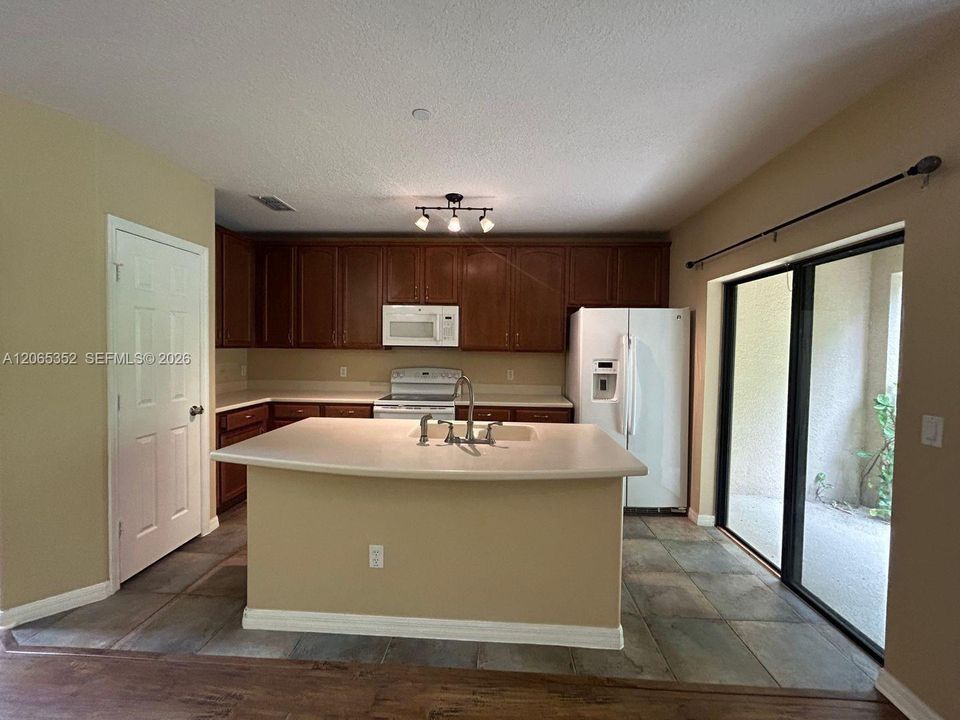 For Rent: $2,050 (2 beds, 2 baths, 1273 Square Feet)