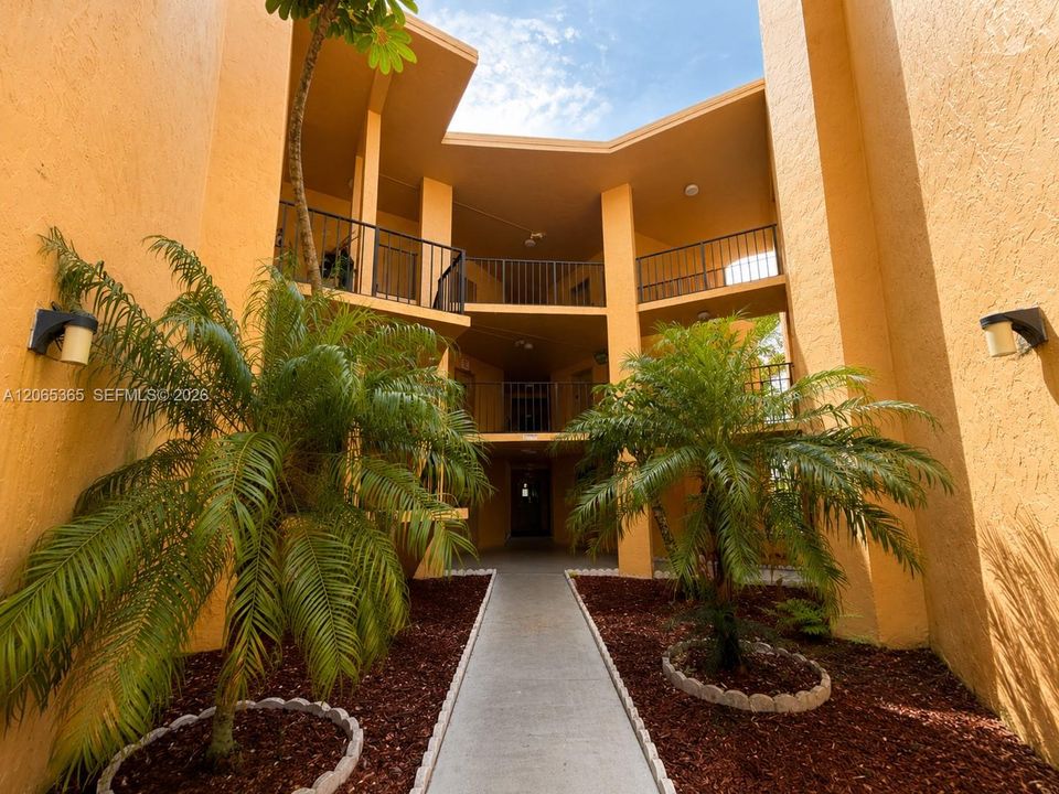 For Rent: $1,850 (2 beds, 2 baths, 950 Square Feet)