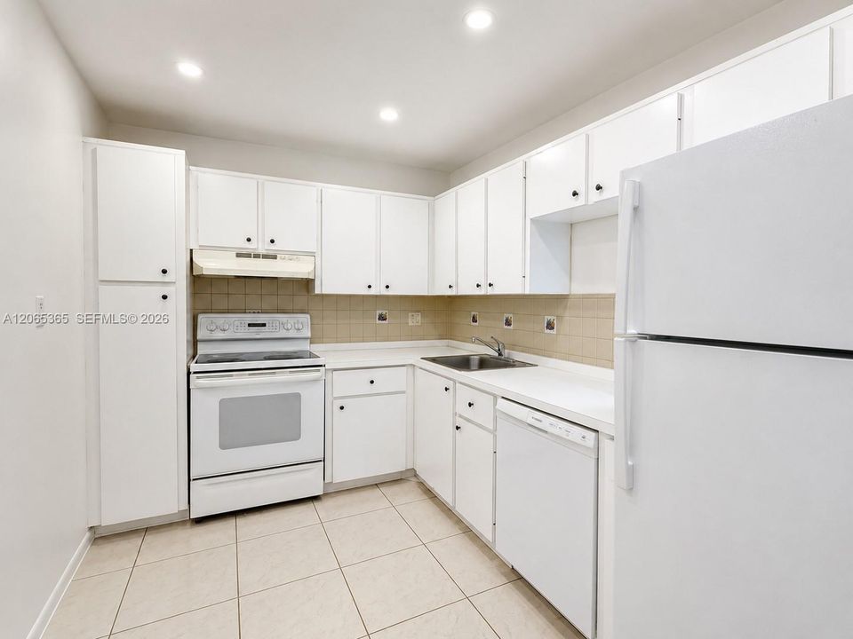 For Rent: $1,850 (2 beds, 2 baths, 950 Square Feet)