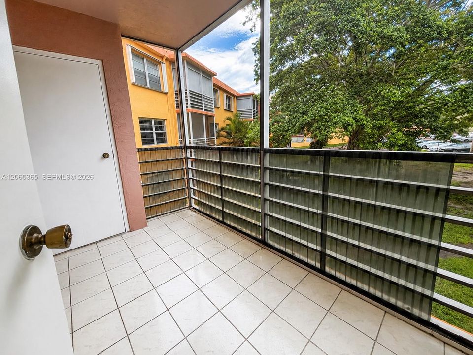 For Rent: $1,850 (2 beds, 2 baths, 950 Square Feet)