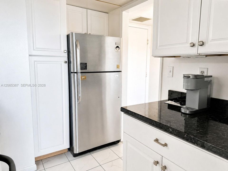 For Sale: $189,500 (1 beds, 1 baths, 710 Square Feet)