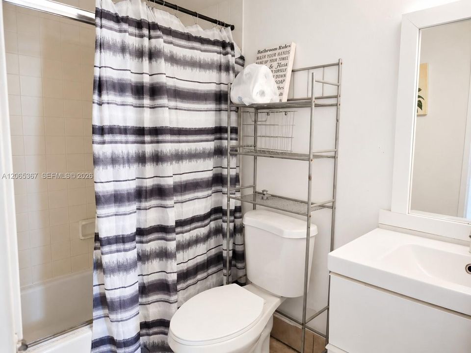 For Sale: $189,500 (1 beds, 1 baths, 710 Square Feet)