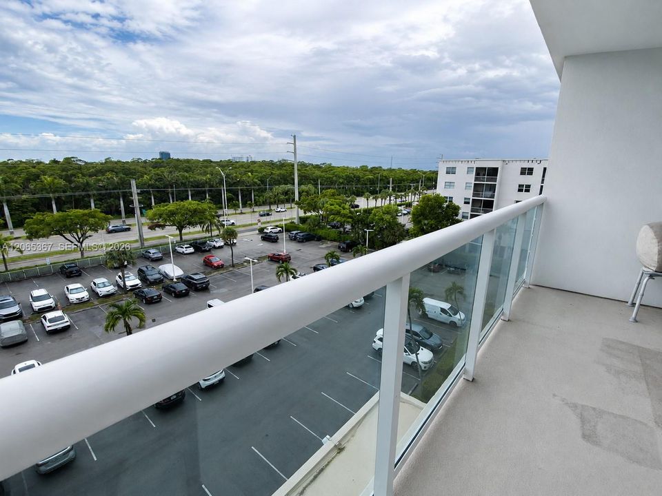 For Sale: $189,500 (1 beds, 1 baths, 710 Square Feet)
