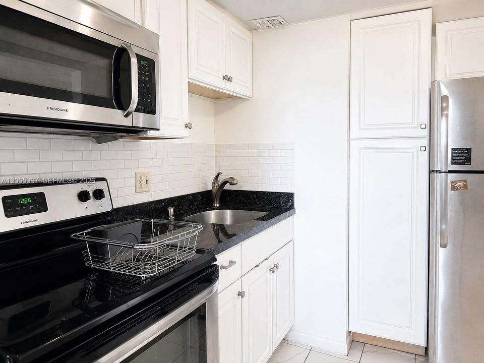 For Sale: $189,500 (1 beds, 1 baths, 710 Square Feet)