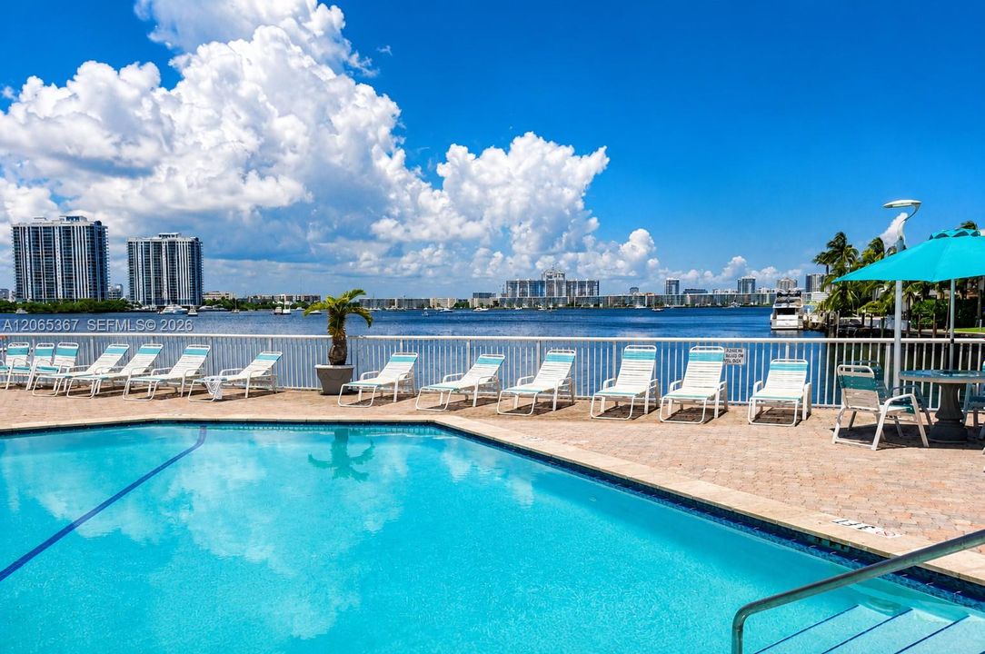 For Sale: $189,500 (1 beds, 1 baths, 710 Square Feet)