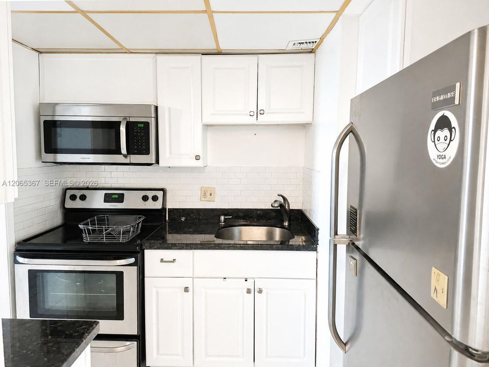 For Sale: $189,500 (1 beds, 1 baths, 710 Square Feet)