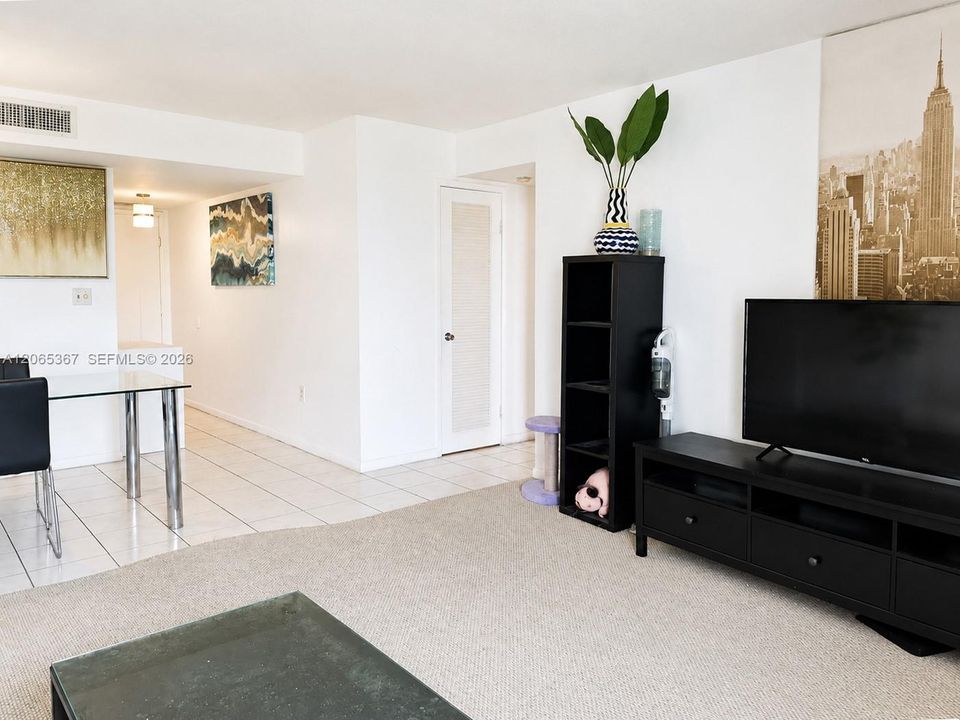 For Sale: $189,500 (1 beds, 1 baths, 710 Square Feet)