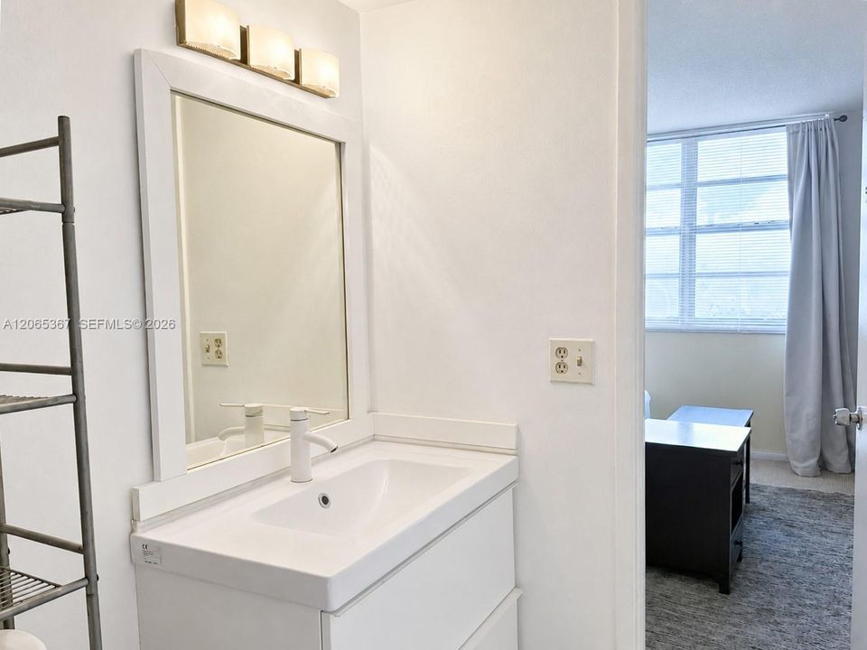 For Sale: $189,500 (1 beds, 1 baths, 710 Square Feet)