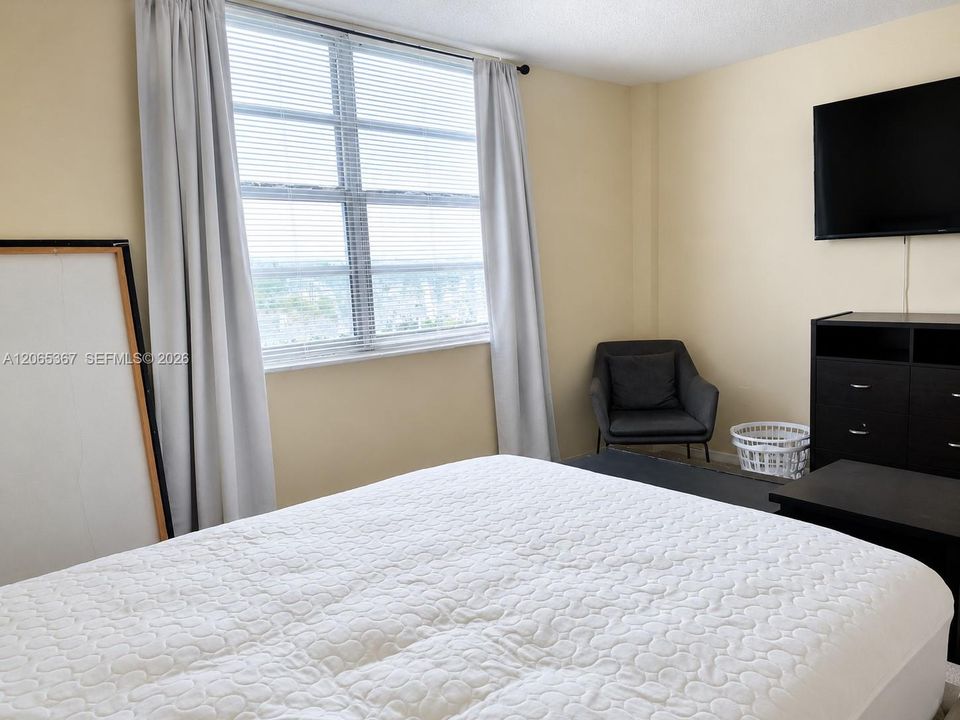 For Sale: $189,500 (1 beds, 1 baths, 710 Square Feet)