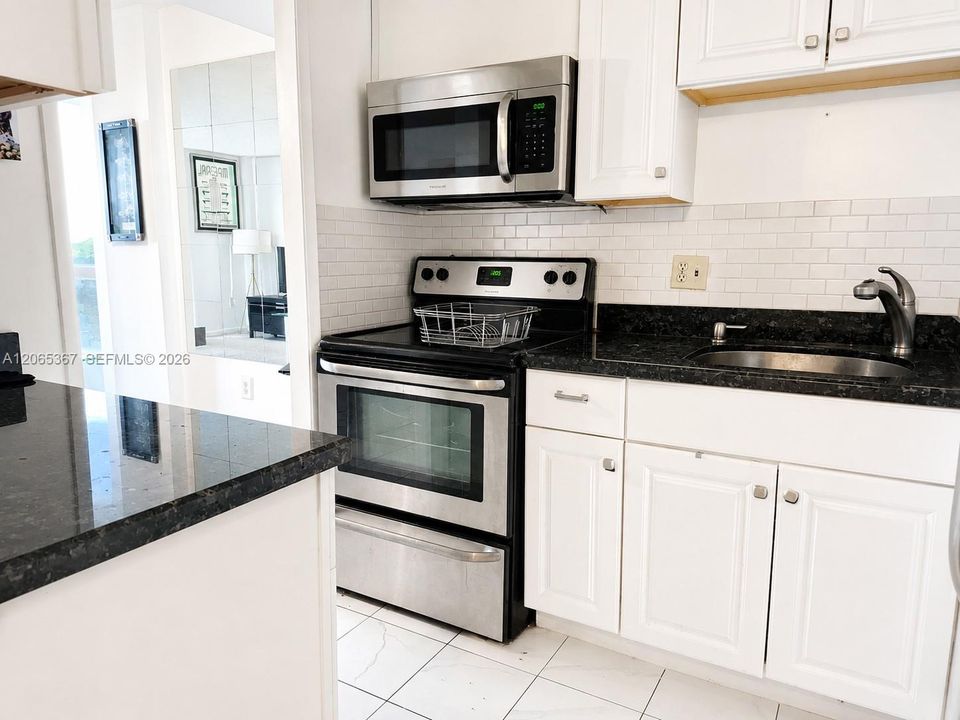 For Sale: $189,500 (1 beds, 1 baths, 710 Square Feet)