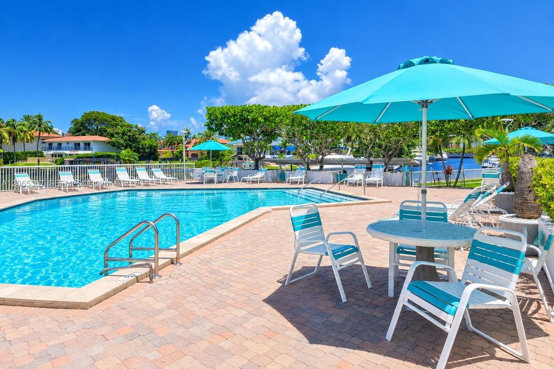 For Sale: $189,500 (1 beds, 1 baths, 710 Square Feet)